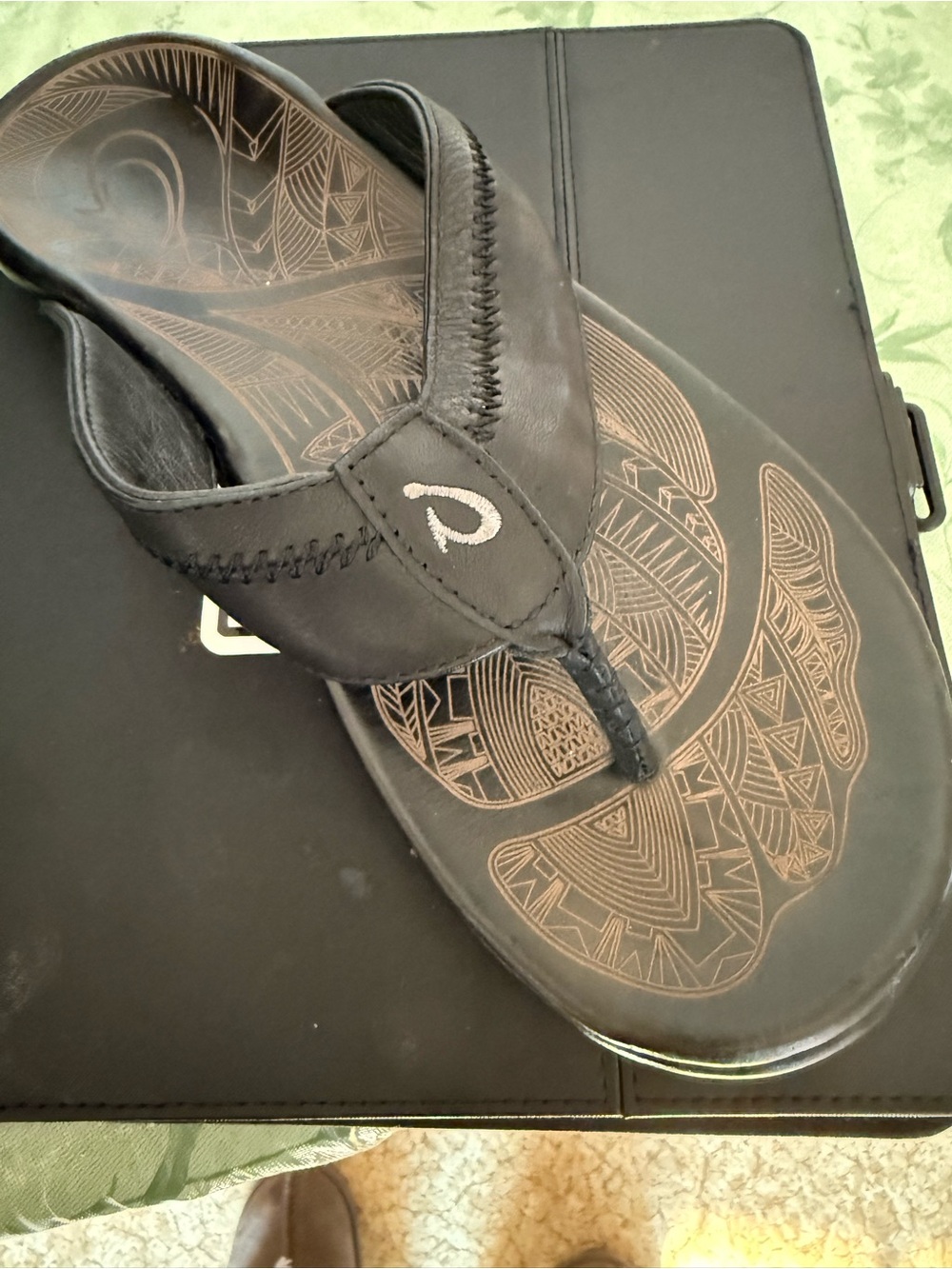 OluKai Men's Black and Brown Leather Flip Flops with Tribal Insole like new - Picture 2 of 4